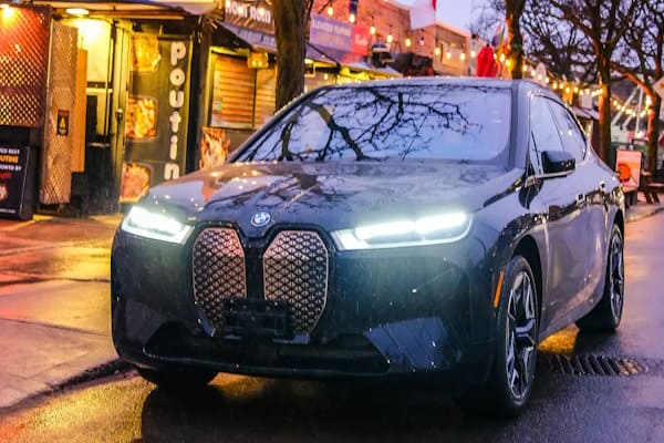 Обновленный BMW iX 2026: больше мощности и запас хода до 701 км