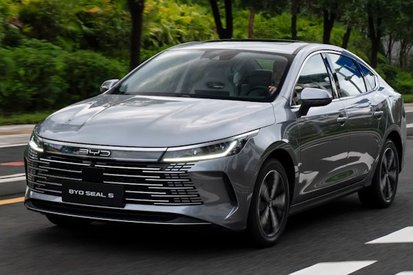Новий BYD Seal 05: доступний плагін-гібридний седан із запасом ходу до 2000 км