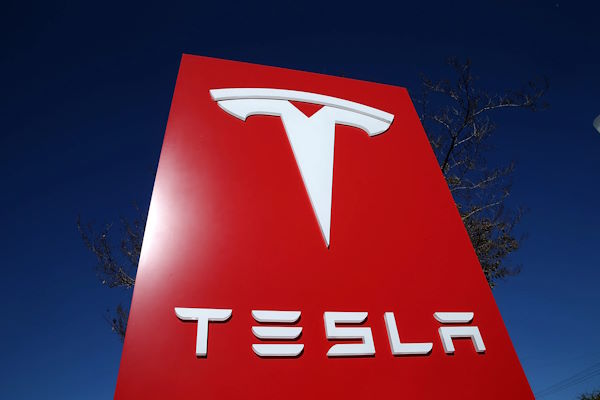 Продажи Tesla в Европе сократились на 45%: влияние Model Y и политики Маска