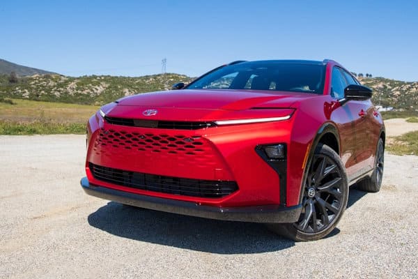 Toyota представила новий гібридний універсал Crown Estate